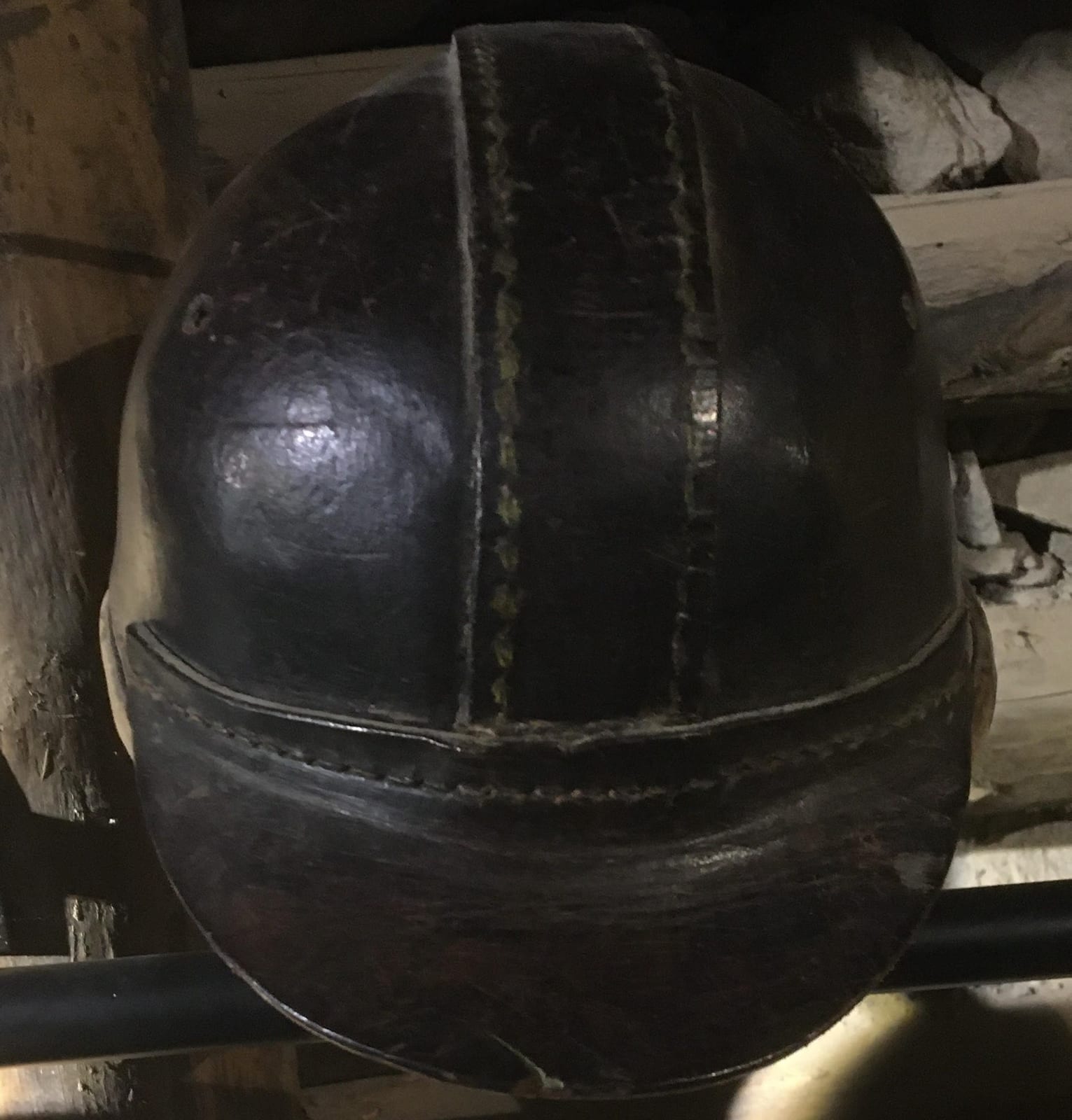 Capacete de couro de mineiro dos anos 1930